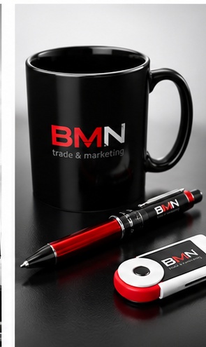 Reklamné predmety BMN — hrnček, pero a USB kľúčenka s logom